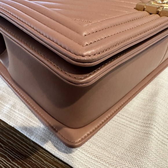 CHANEL AUTHENTIC, Chanel Medium Boy Bag - Picture 6 of 17